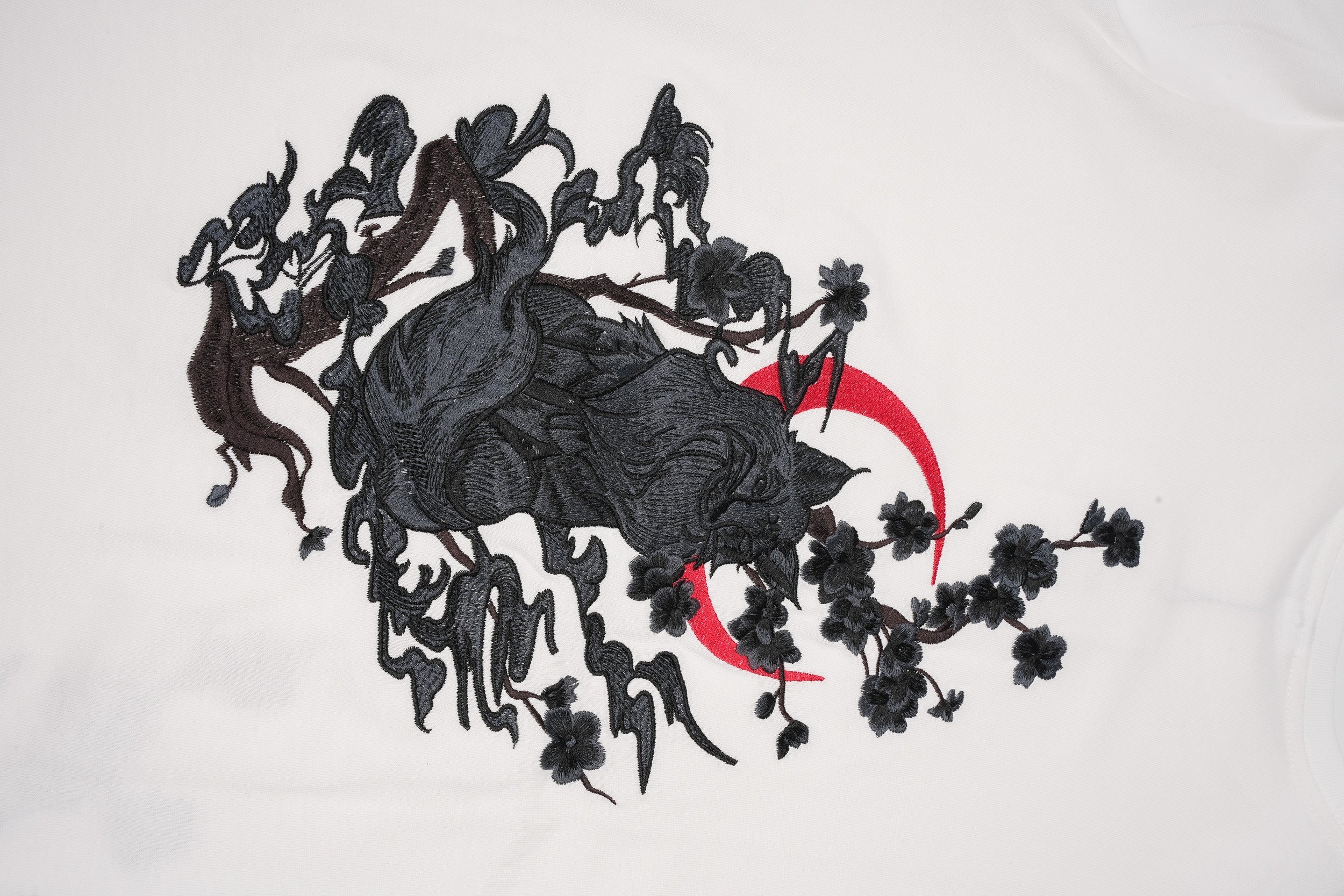 ET524 Moon Fox Embroidered Tee