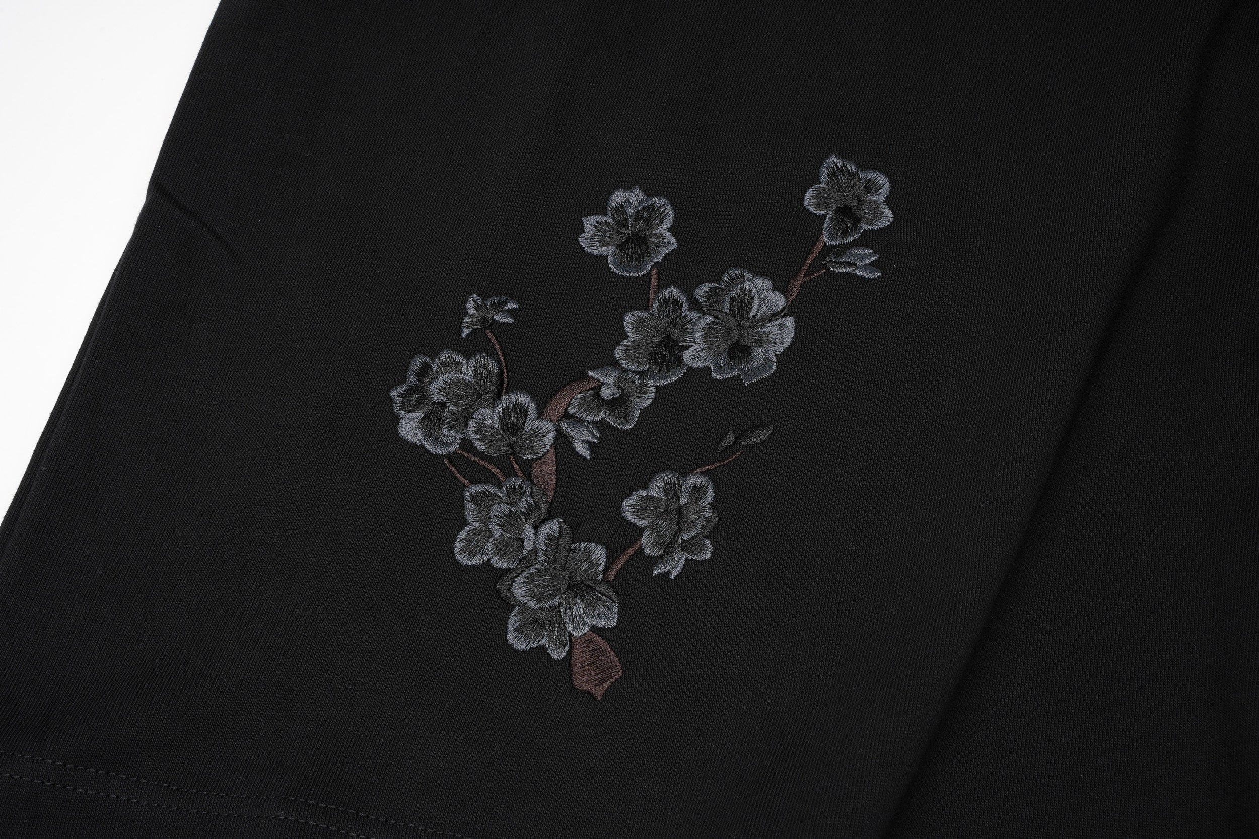 ET524 Moon Fox Embroidered Tee